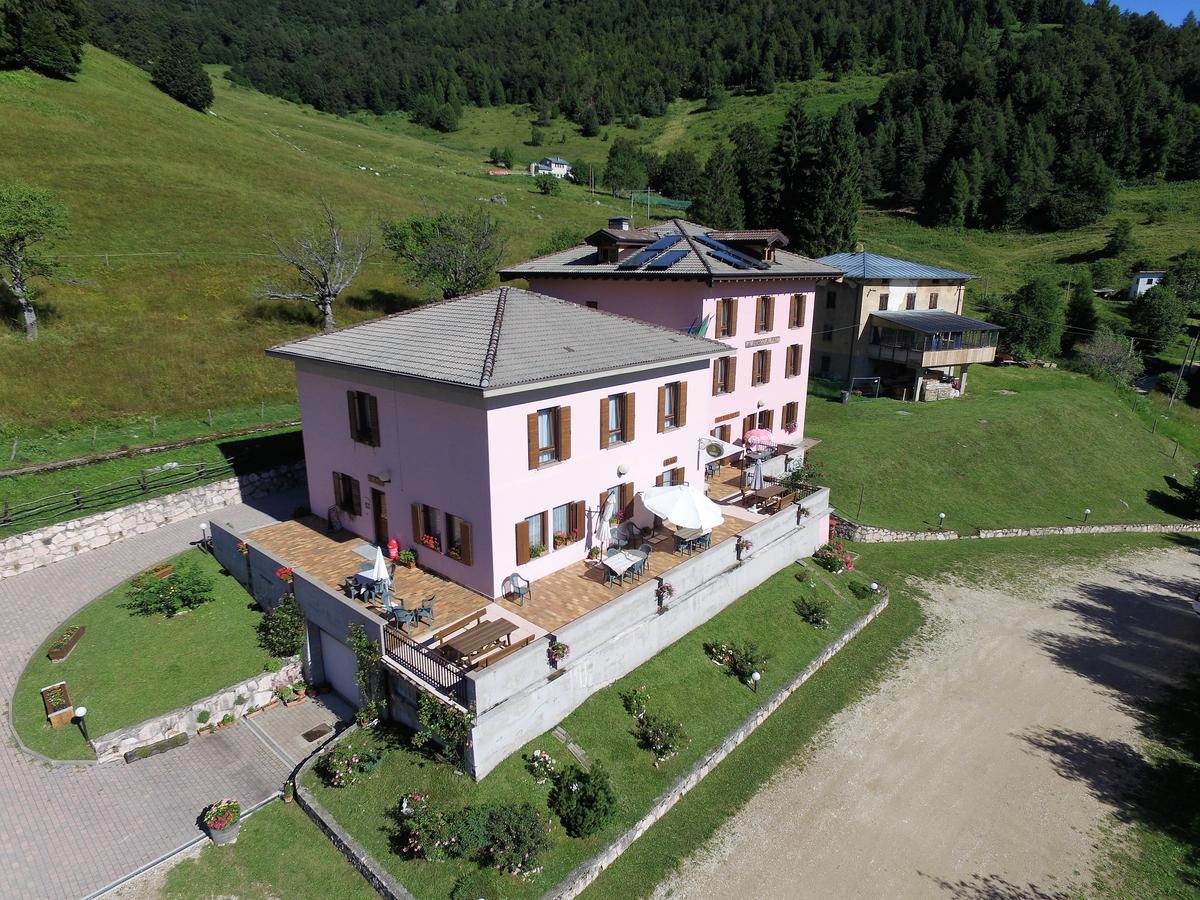 Albergo Alpino Da Tullio Avio Bagian luar foto